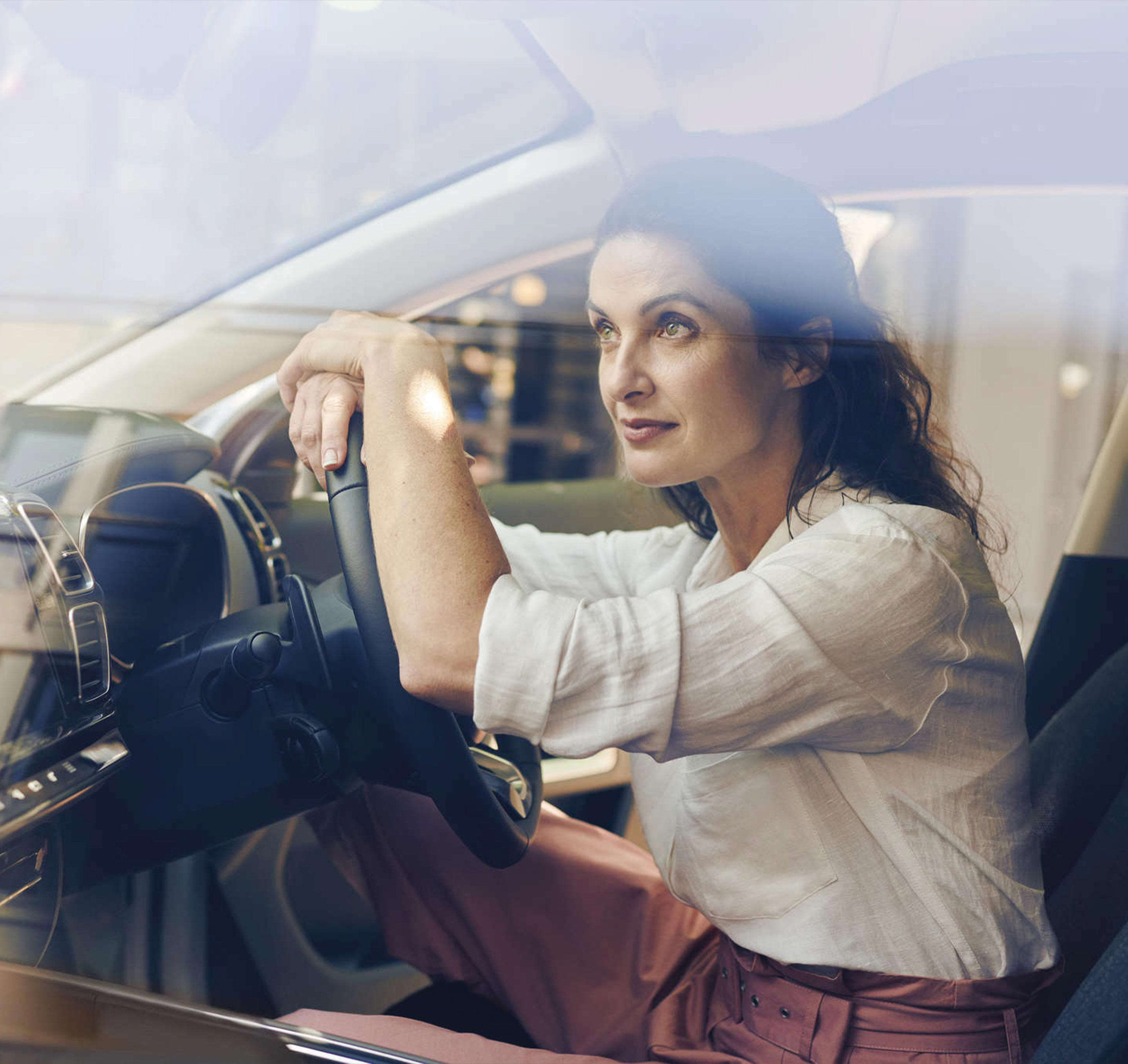 Жінка за кермом автомобіля