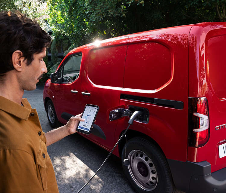 Чоловік заряджає фургон Citroën ë-Berlingo