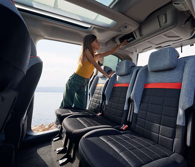 Другий ряд сидінь у салоні Citroën Berlingo