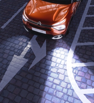 Статичні віражні фари на Citroën C4 на перехресті