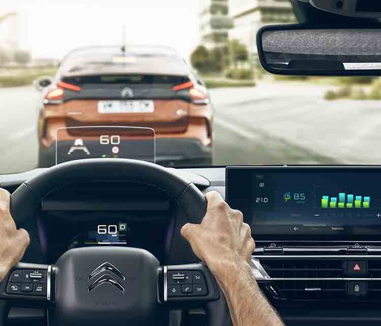 Вигляд з місця водія у салоні Citroen C4