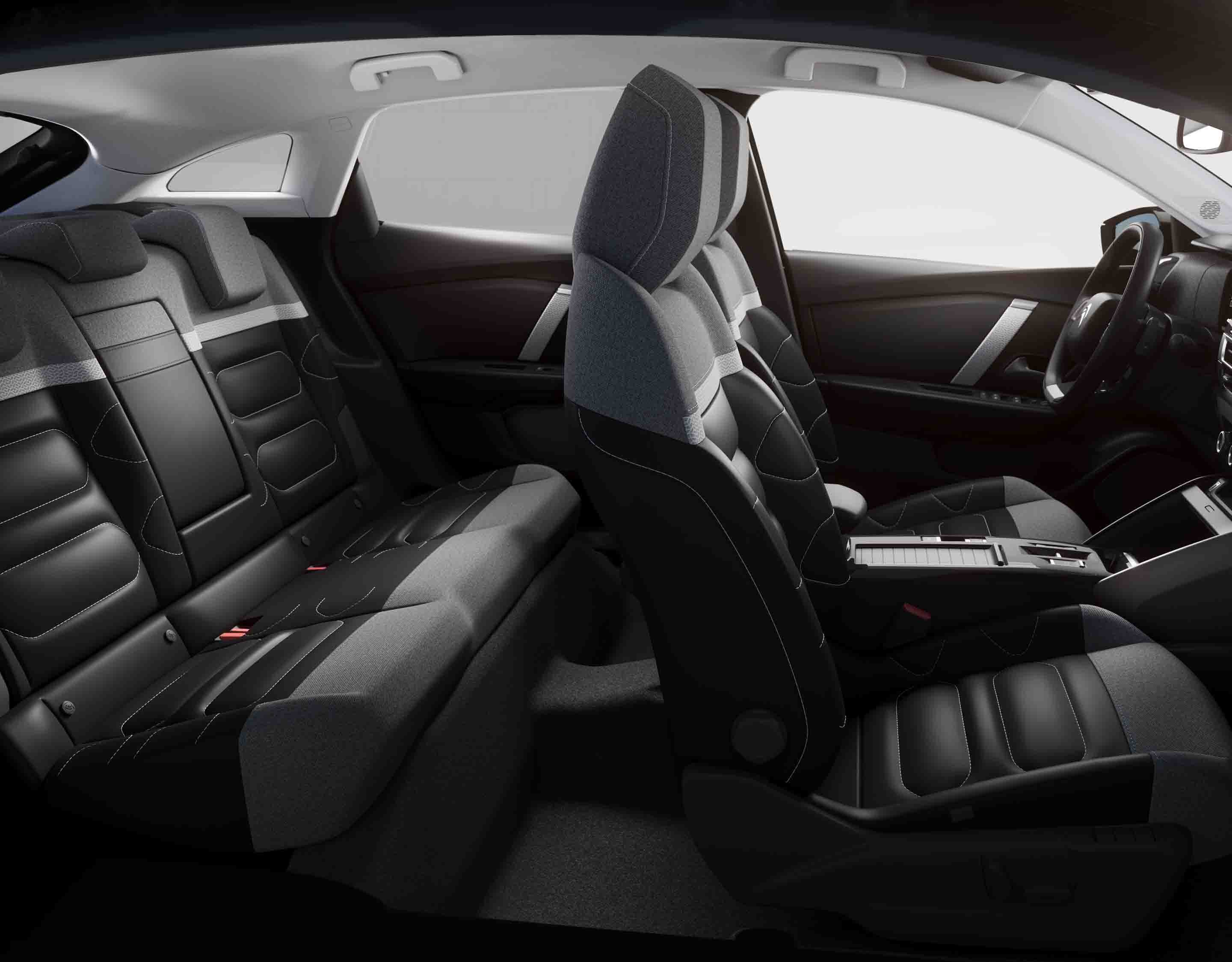 Передні й задні сидіння у салоні Citroen C4