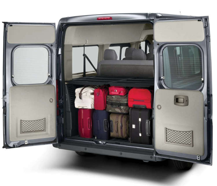 Багажні валізи у фургоні Citroën Jumper з відчиненими задніми дверима