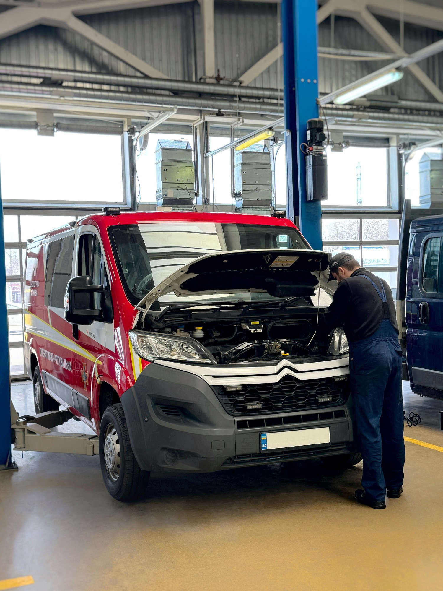 Автомобіль Citroen на офіційному СТО