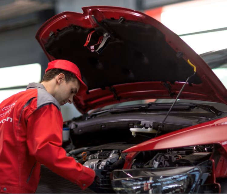 Майстер обслуговує автомобіль Citroën